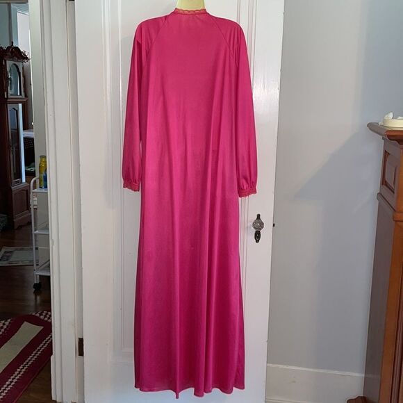 Vtg 70s Formfit Rogers fuchsia pink nylon nightgown & robe set - Picture 4 of 12